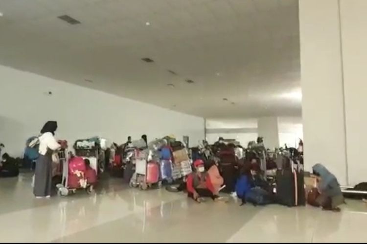 Suasana penumpang dari luar negeri di Bandara Soekarno-Hatta, Kota Tangerang, Sabtu (20/12/2021).