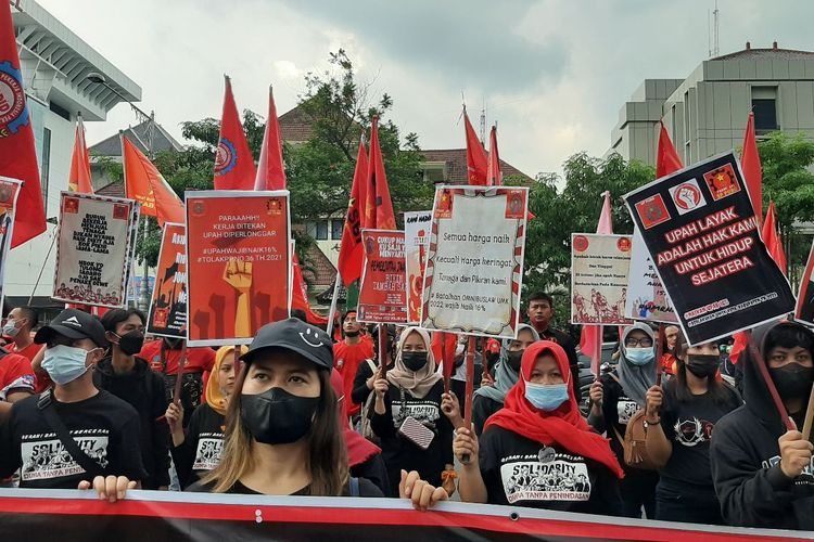 Aksi demo buruh kenaikan UMK 2022 di depan kantor Gubernur Jateng, Rabu (17/11/2021)
