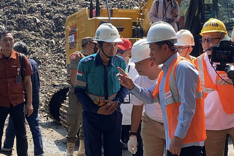 Menteri Lingkungan Hidup, Hanif Faisol Nurofiq  (kanan, pakaian kemeja berwarna biru) saat berada di area RDF Cimenteng Kabupaten Sukabumi, Kamis (31/7/2025).