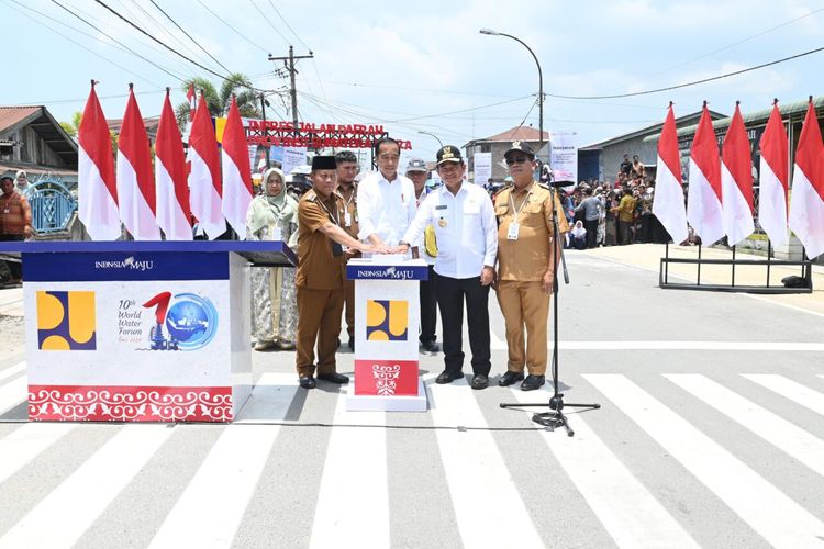 Presiden Joko Widodo meresmikan pelaksanaan Instruksi Presiden (Inpres) Jalan Daerah (IJD) di Provinsi Sumatra Utara dalam kunjungannya di Kota Tanjungbalai pada Kamis, 14 Maret 2024.