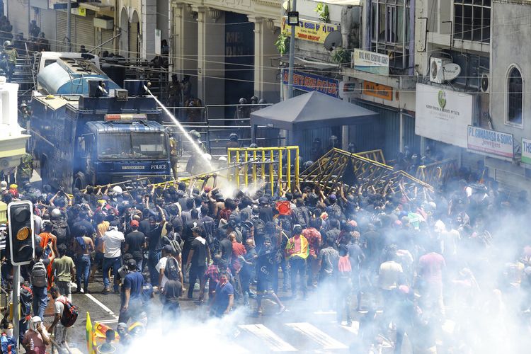 Polisi menggunakan water canon dan gas air mata untuk membubarkan para pengunjuk rasa di Kolombo, Sri Lanka, Sabtu, 9 Juli 2022. 