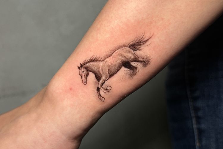 Sempat dianggap tabu, kini tato berubah menjadi trendsetter di kalangan usia muda hingga dewasa, Selasa (25/2/2025).