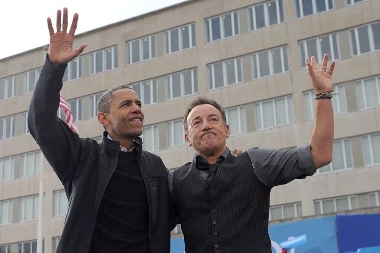 Penyanyi Bruce Springsteen (kanan) menghadiri kampanye Presiden Barack Obama di Madison, Wisconsin, pada 5 November 2012.