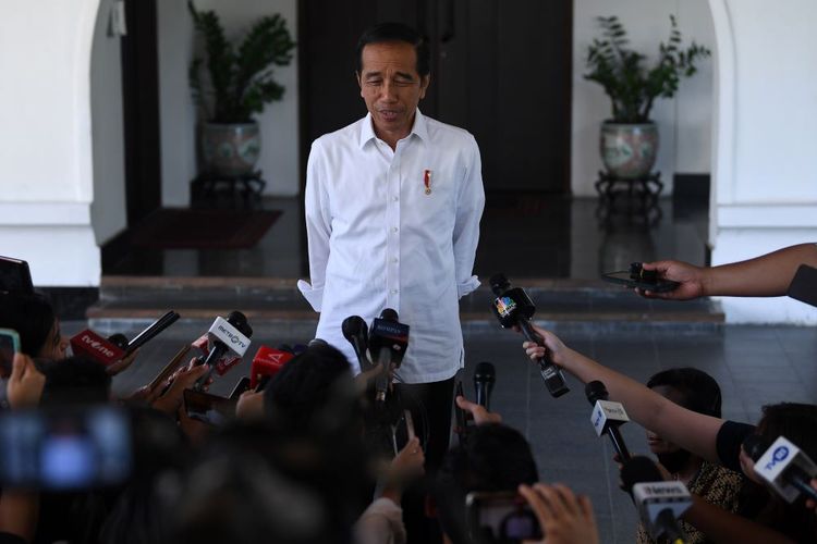 Presiden Joko Widodo menyampaikan keterangan kepada wartawan di Istana Merdeka, Jakarta, Jumat (6/10/2023). ANTARA FOTO/Sigid Kurniawan/nym