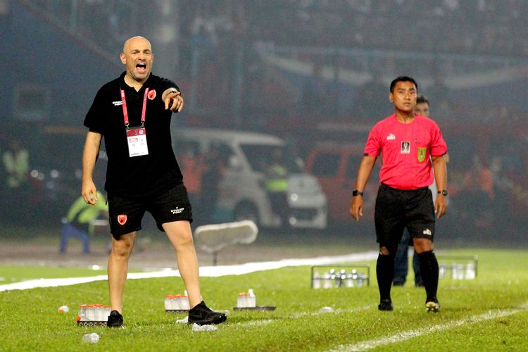 Pelatih PSM Makassar Bernardo Tavares berteriak saat pertandingan melawan Arema FC pada babak penyisihan Grup D Piala Presiden 2022 yang berakhir dengan skor 0-1 di Stadion Kanjuruhan Kepanjen Kabupaten Malang, Sabtu (11/6/2022) malam.
