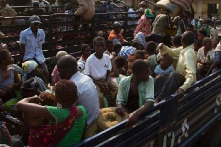 Sebuah truk polisi Uganda membawa para pengungsi dari Republik Demokratik Kongo yang tiba di kota Bubukwanga, Uganda pada 14 Juli 2013. Pertempuran yang menghebat di wilayah timur RD Kongo membuat arus pengungsi ke Uganda terus bertambah.