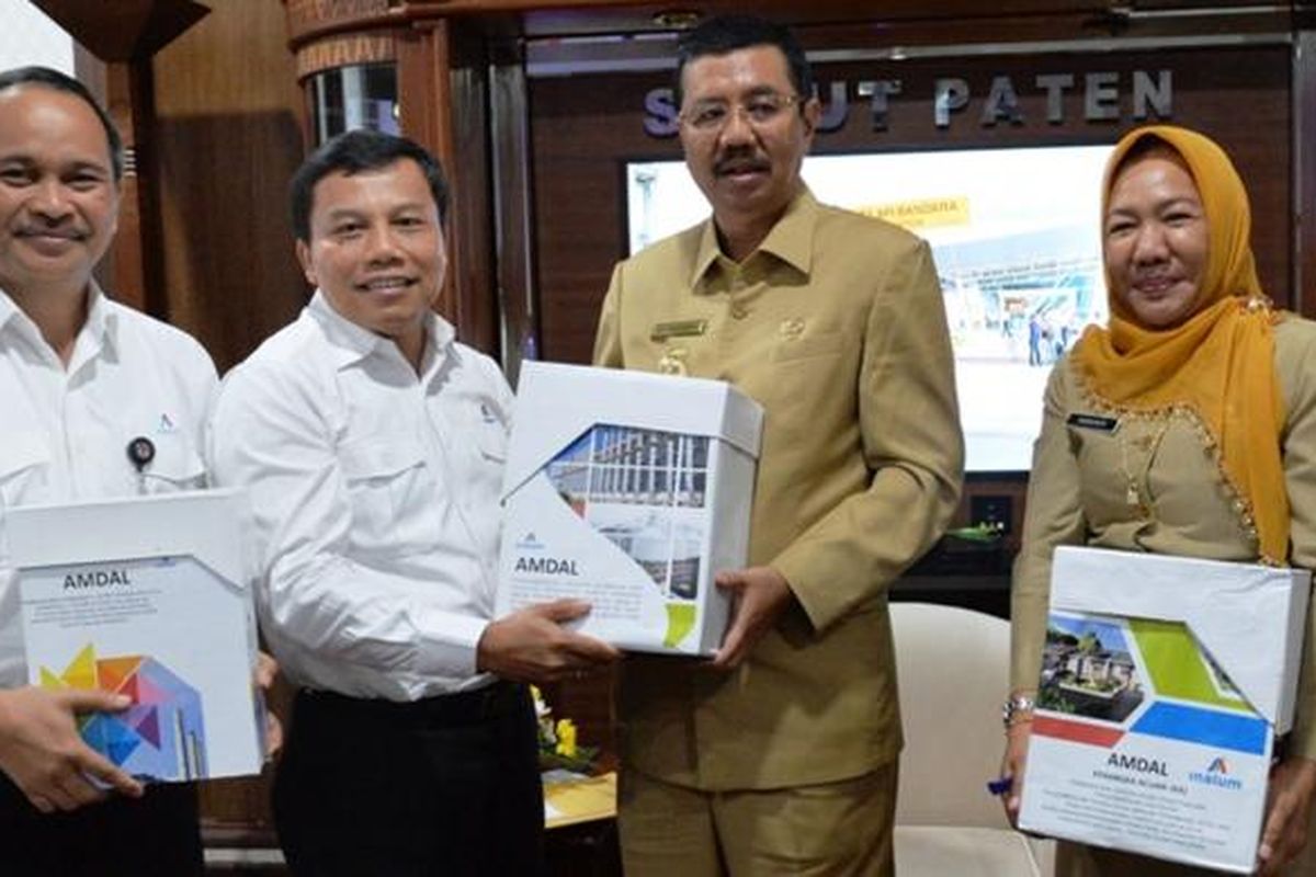 Gubernur Sumatera Utara Erry Nuradi menyerahkan SKKLH untuk tiga proyek besar PT Inalum, Selasa (7/3/2017)