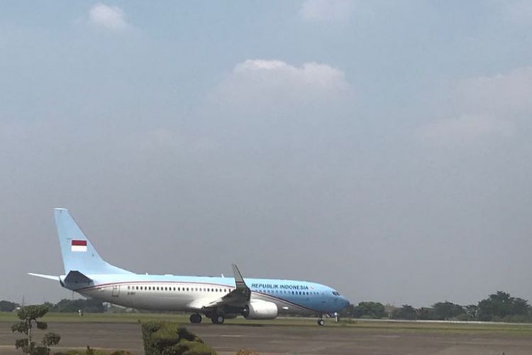 Pesawat Kepresidenan Indonesia-1 membawa Presiden Joko Widodo dan rombongan ke Surabaya dari Pangkalan TNI AU Halim Perdanakusuma Jakarta Timur, Minggu (13/5/2018).