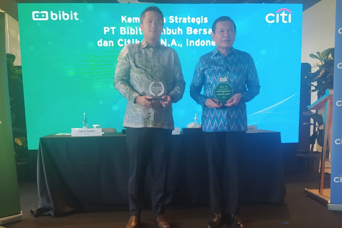 Berpose dari kiri ke kanan CEO dan Co-founder Bibit Sigit Kouwagam dan CEO Citi Indonesia Batara Sianturi pada kemitraan strategis perluasan wealth management kedua pihak, Kamis 920/7/2023) di Jakarta.
