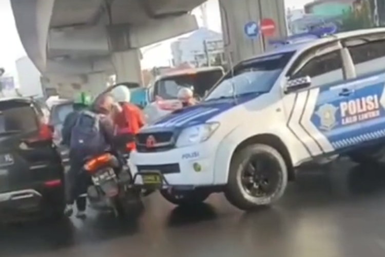Tangkapan layar video yang memperlihatkan mobil patroli dan pengawalan (patwal) menabrak pengendara motor lalu pergi begitu saja.