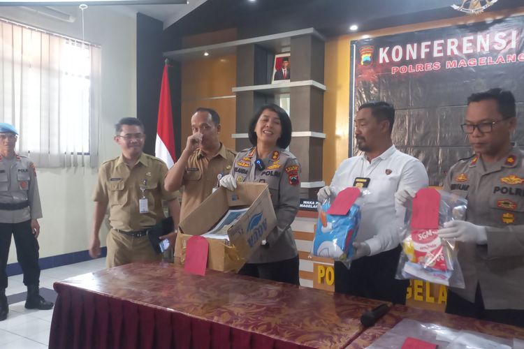 Kapolresta Magelang Kota menunjukkan barang bukti Penemuan bayi di dalam kardus yang ditemukan Kelurahan Kedungsari, Kecamatan Magelang Utara, Kota Magelang Jawa Tengah. 