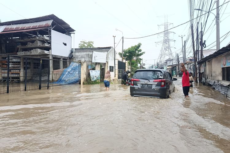 Banjir 70 Cm Rendam Jalan Raya Pisangan Bekasi, Banyak Motor Mogok