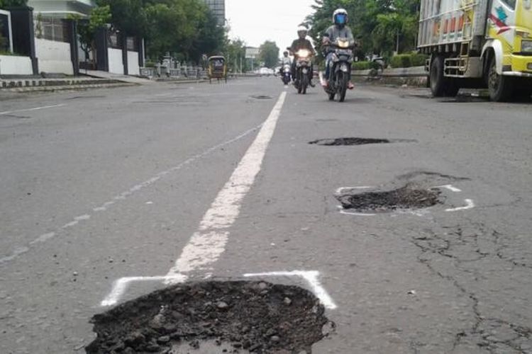 Lubang jalan di Pantura Kendal, Kompas.Com /Slamet Priyatin 