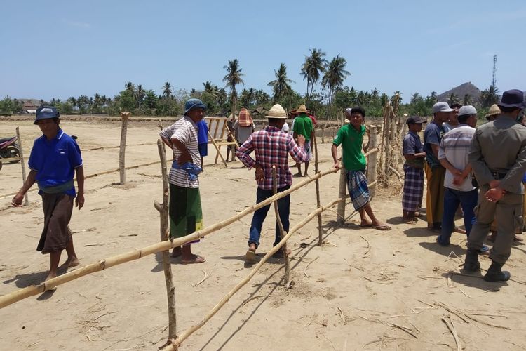 Puluhan warga Dusun Ujung Lauk, Desa Kuta, Lombok Tengah, mendatangi kantor Indonesia Tourism Development Corporation (ITDC)