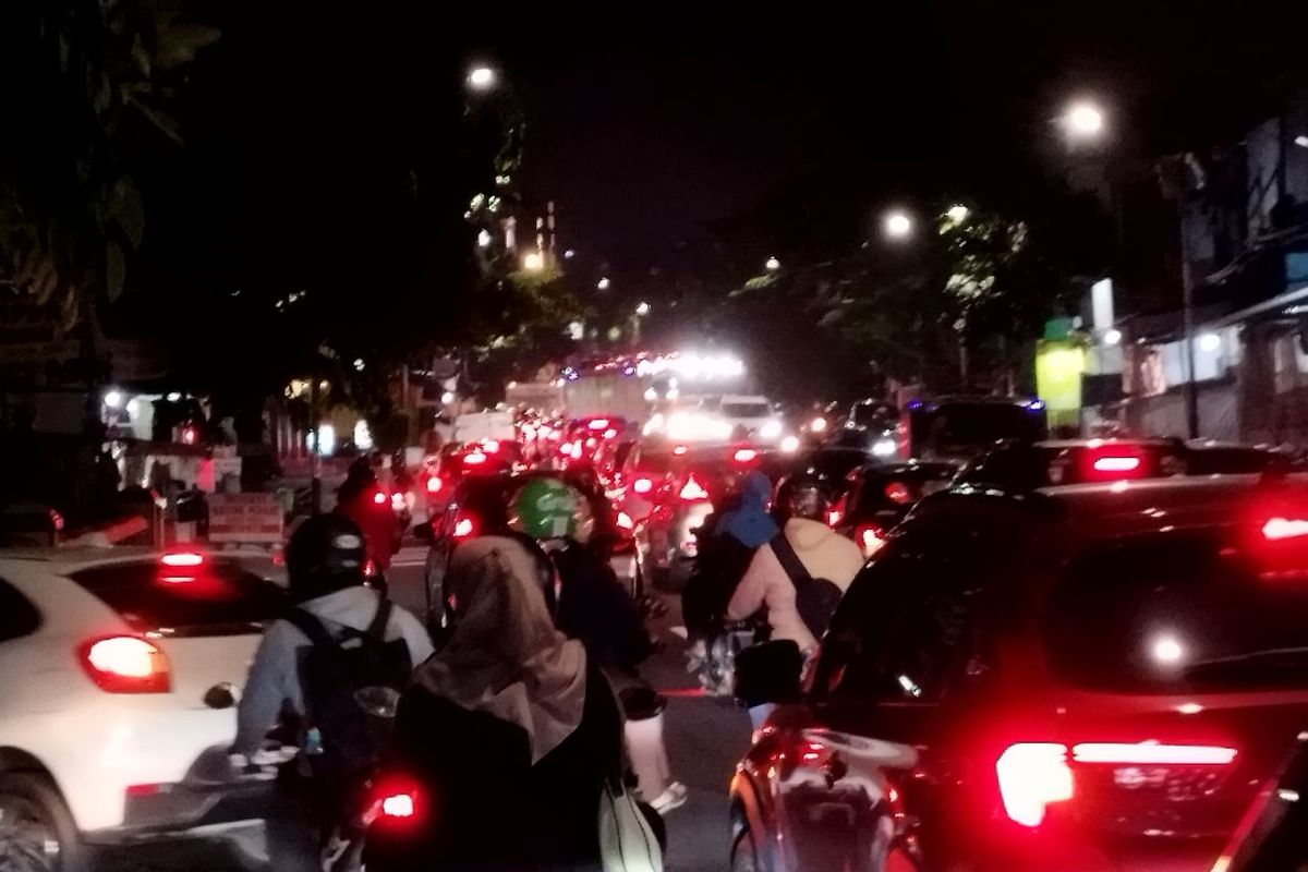 Perpotongan jalan menuju Kemanggisan Raya dan Inspeksi Slipi, Palmerah, Jakarta Barat, padat kendaraan, Rabu (5/7/2023). (KOMPAS.com/XENA OLIVIA)