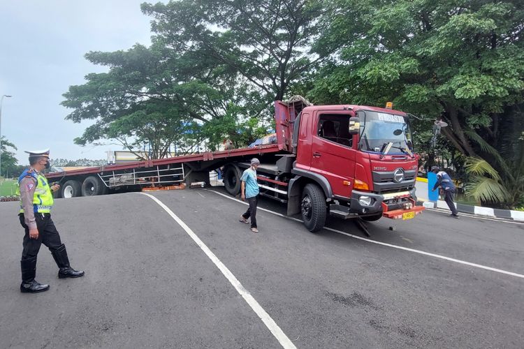 Suasana truk yang tersangkut di Jembatan Stadion, Kelurahan Sukaasih, Kecamatan Tangerang, Kota Tangerang, Rabu (23/3/2022) sore.