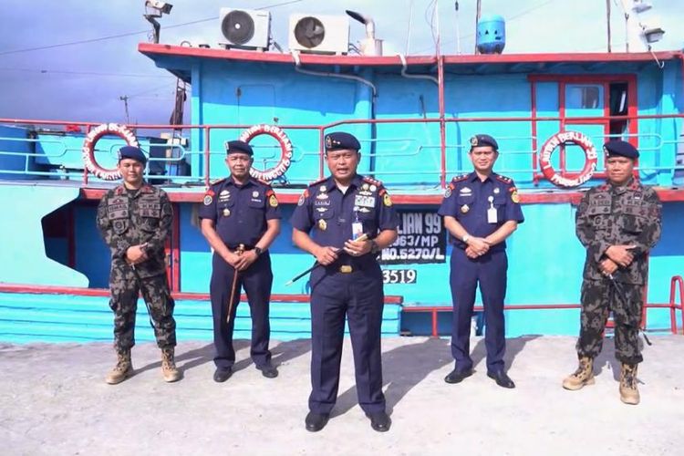 Kementerian Kelautan dan Perikanan (KKP) menghentikan aksi 3 kapal perikanan yang diduga melakukan alih muatan (transhipment) hasil tangkapan ikan secara ilegal di Perairan Kepulauan Aru.