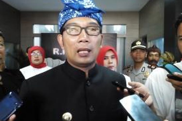 Wali Kota Bandung Ridwan Kamil saat diwawancara awak media usai meresmikan kantor Kecamatan Arcamanik, Jalan Cisaranten Kulon, Kota Bandung, Rabu (19/8/2015)