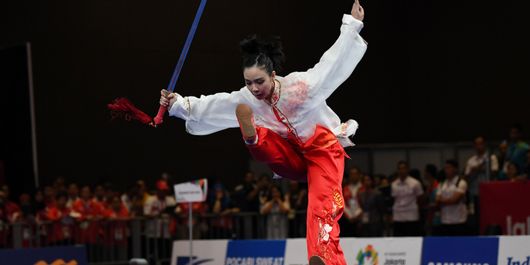 Atlet Indonesia Lindswell beraksi pada kategori Taijijian Putri Wushu Asian Games 2018 di Jiexpo, Kemayoran, Jakarta, Senin (20/8/2018). ANTARA FOTO/INASGOC/Ismar Patrizki/nak/18.