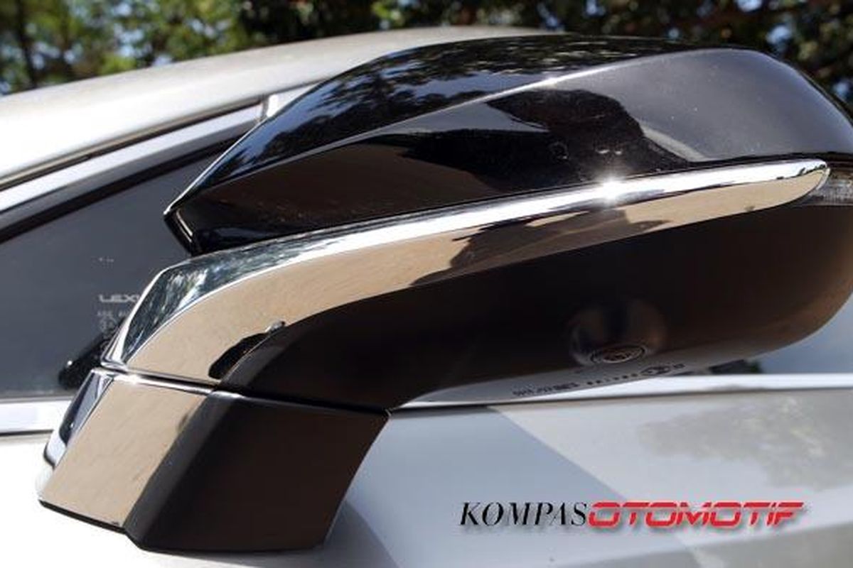 Spion Lexus NX F-Sport sudah dilengkapi fitur melipat otomatis dan blind spot monitor.