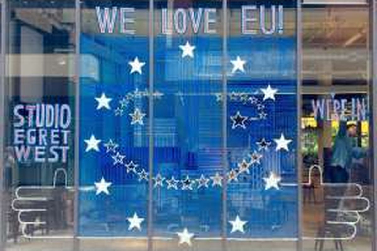 Perusahaan Studio London Egret Wes menunjukkan dukungannya untu Uni Eropa dengan mengecat jendela dengan wajah tersenyum berdasarkan bendera Uni Eropa.