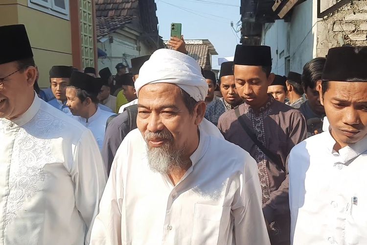 Anies Baswedan bersama Gus Najih saat berjalan menuju Pondok Pesantren Al Anwar Sarang, Kabupaten Rembang, Jawa Tengah, Minggu (1/10/2023)
