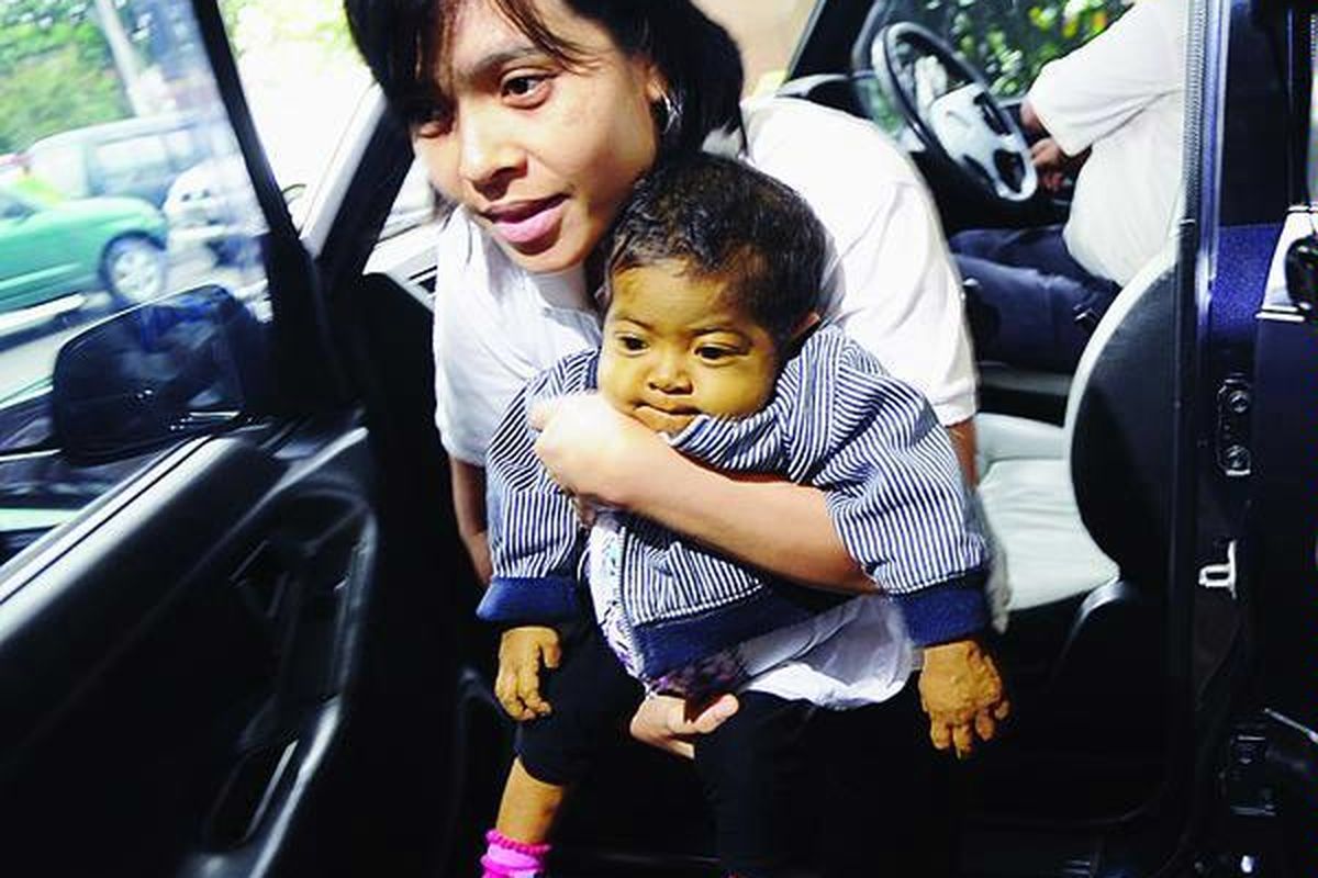 Bilqis Anindya Passa digendong ibunya.