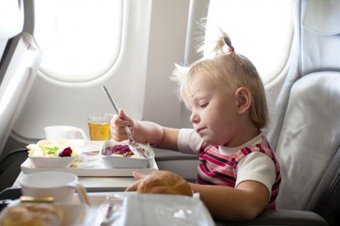 Kiat Menghibur Anak yang Bosan di Pesawat