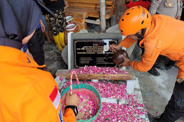 Tabur bunga di lokasi delapan penambang terkubur di Grumbul Tajur, Kecamatan Ajibarang, Kabupaten Banyumas, Jawa Tengah, resmi ditutup, Selasa (1/8/2023).