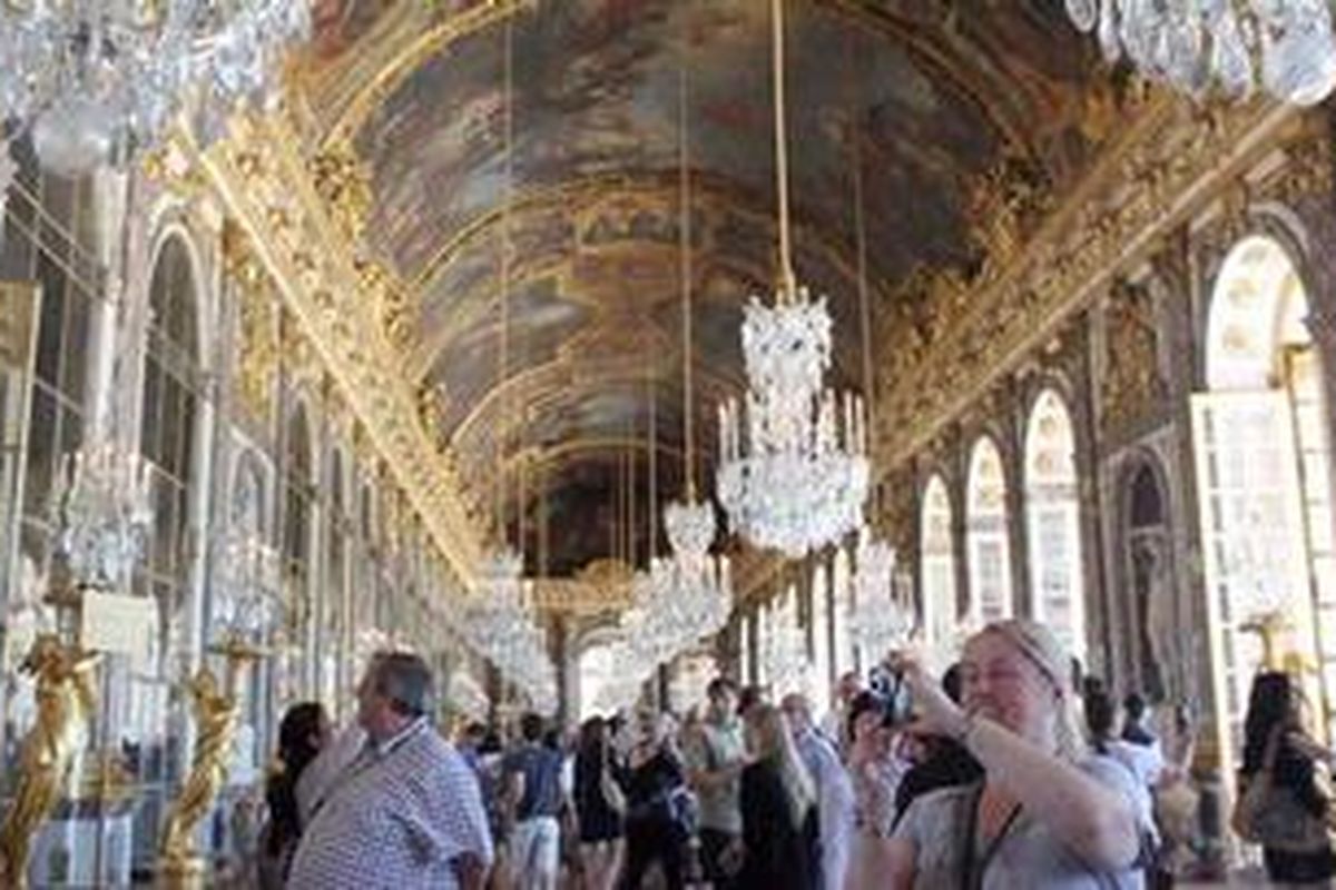 Ruangan kaca yang sangat terkenal di Chateau de Versailles.