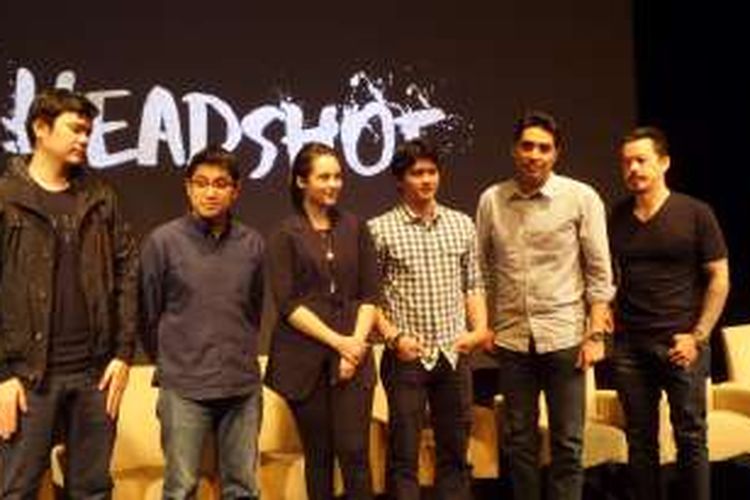 Para pemain, sutradara, dan produser film Headshot diabadikan saat jumpa pers di Lounge Plaza Senayan, Jalan Asia Afrika, Jakarta Pusat, Kamis (18/8/2016).