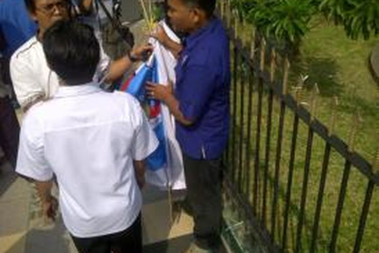 Pendukung Prabowo-Hatta di Kota Tasikmalaya, mempertanyakan pencopotan spanduk dukungan saat akan dicopot paksa oleh anggota Panwaslu Kota Tasikmalaya, Rabu (4/6/2014).