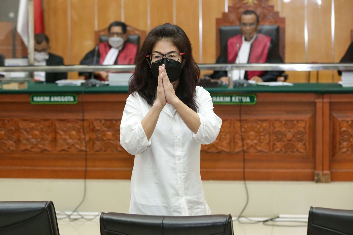 Terdakwa Linda Pujiastuti alias Anita Cepu menjalani sidang tuntutan kasus peredaran narkoba jenis sabu di Pengadilan Negeri Jakarta Barat, Senin (27/3/2023). Jaksa penuntut umum (JPU) menuntut hukuman 18 tahun penjara dan denda sebesar Rp 2 miliar terkait kasus sabu Teddy Minahasa.