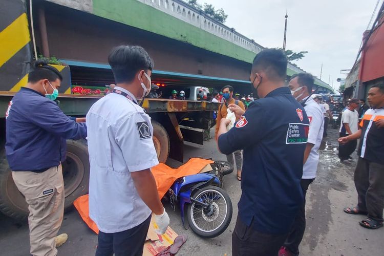 Lokasi kejadian pengendara sepeda motor yang terlindas truk tronton di Jalan Ahmad Yani atau dekat Flyover Arjosari, Kota Malang, Jawa Timur pada Rabu (20/4/2022). 