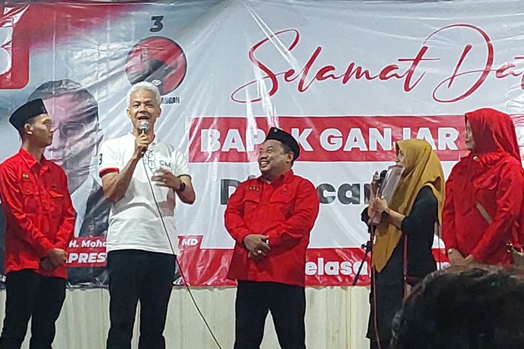 Calon presiden nomor urut 3 Ganjar Pranowo menerima curahan hati guru paud asal Batang, Jawa Tengah mengenai upah, Selasa (16/1/2024)