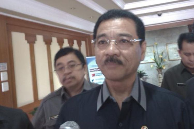 Menteri Dalam Negeri, Gamawan Fauzi (tengah), saat ditemui di Gedung Kementerian Dalam Negeri, Jalan Medan Merdeka Utara, Jakarta Pusat, Senin, (15/9/2014)