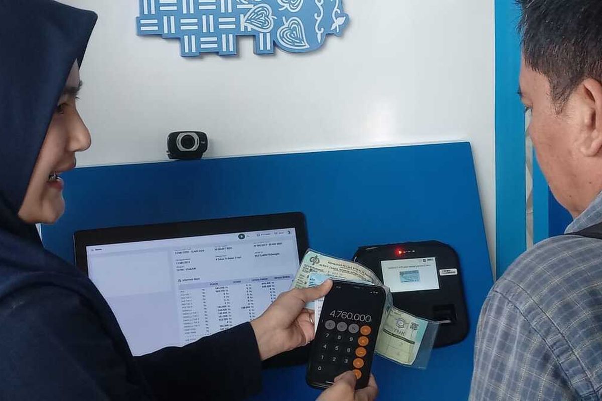 Petugas Samsat Cianjur, Jawa Barat tengah menjelaskan tunggakan pajak kendaraan kepada seorang wajib pajak yang hendak mendapatkan pengampunan tunggakan pajak kendaraan bermotor.