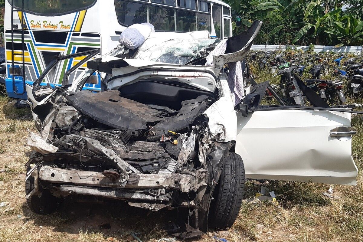 Mobil Honda Mobilio rusak parah setelah terlibat kecelakaan di KM 486-600 jalur A Tol Semarang-Solo tepatnya di Wilayah Teras, Boyolali, Jawa Tengah, Sabtu (3/9/2022).