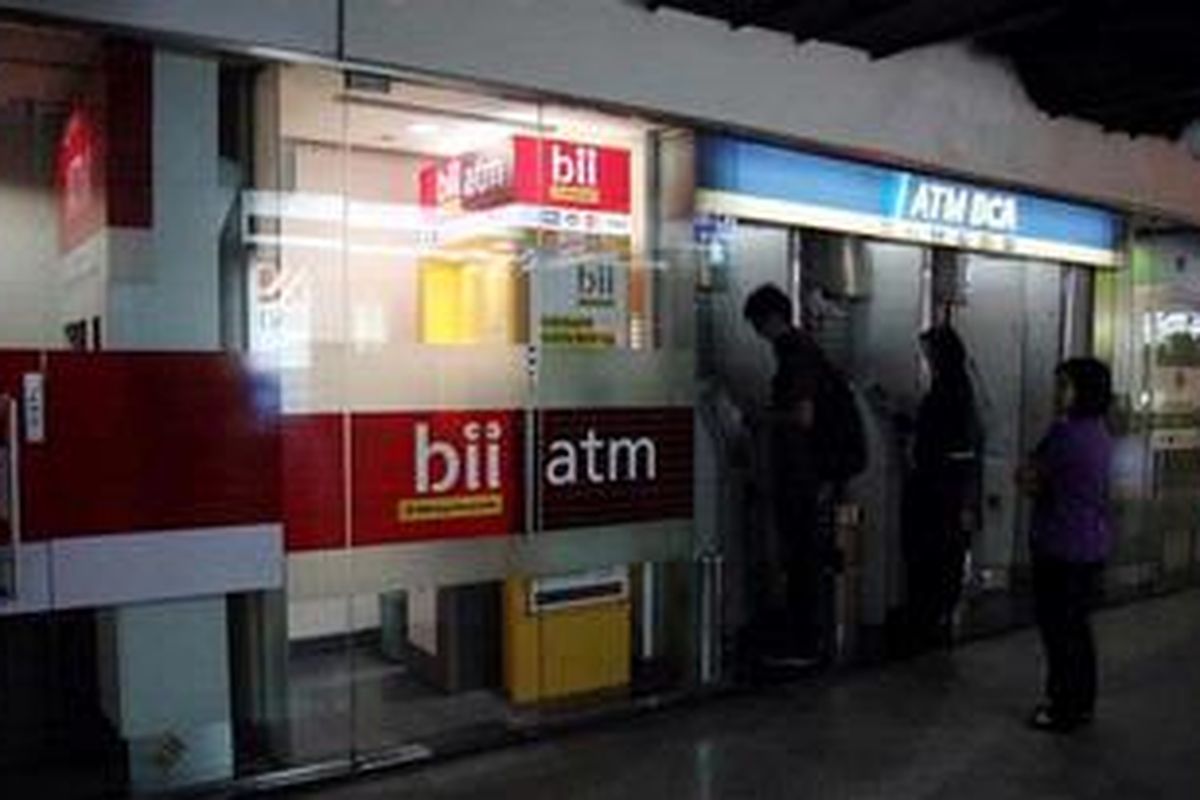 Anjungan Tunai Mandiri (ATM) dari berbagai bank tersedia di Pusat Perbelanjaan di kawasan Semanggi, Jakarta
