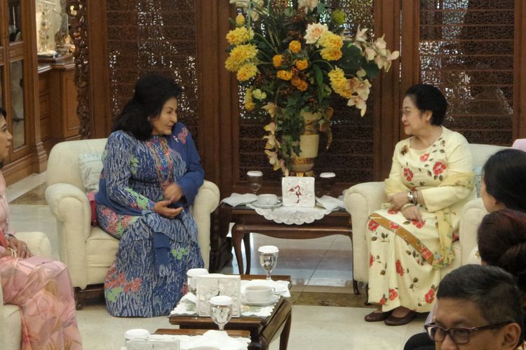 Presiden kelima RI Megawati Soekarnoputri saat berbincang dengan istri mantan Perdana Menteri Malaysia Najib Razak, Yang Mulia Datin Paduka Seri Rosmah Mansor, di kediaman pribadi Megawati, jalan Teuku Umar, Menteng, Jakarta Pusat, Selasa (7/3/2017).