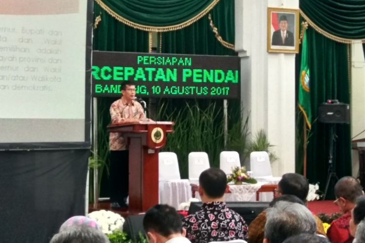 Ketua KPU Jabar Yayat Hidayat saat memberikan pemaparan dalam acara rapat koordinasi Pilkada Jabar di Aula Barat Gedung Sate, Kamis (10/8/2017)