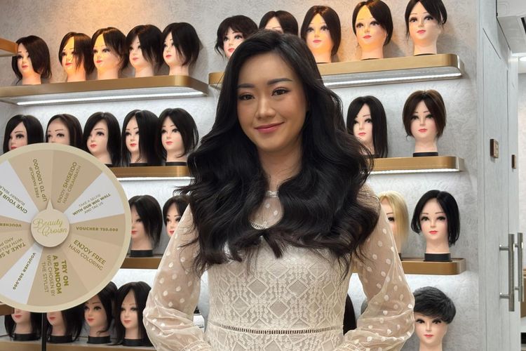 Model menggunakan hair clip dan toupee untuk mempertebal tampilan rambutnya.