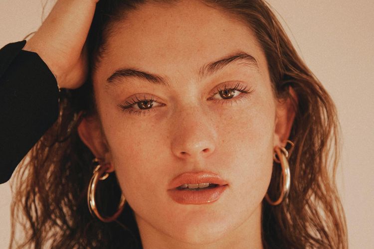6 Rahasia Makeup Glowy yang Bikin Wajah Tampak Fresh dan Natural