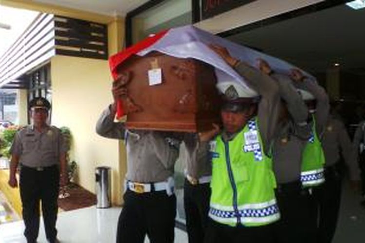 Jenazah bripka Muhammad Irwandi Malik didalam peti jenazah saat dipanggul untuk dibawa ke rumah duka. Ia tewas dalam kecelakaan lalu lintas di Cirebon. Kamis (23/10/2014).