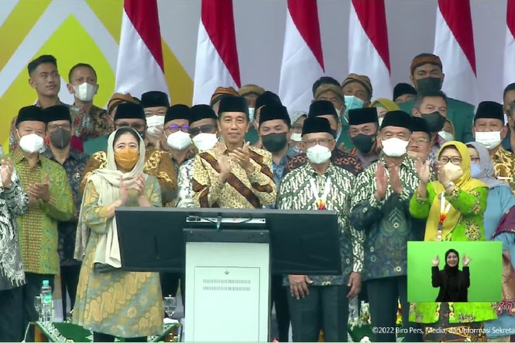 Presiden Joko Widodo saat menghadiri pembukaan Muktamar ke-48 Muhammadiyah dan Aisyiyah di Stadion Manahan, Solo, Sabtu (19/11/2022).