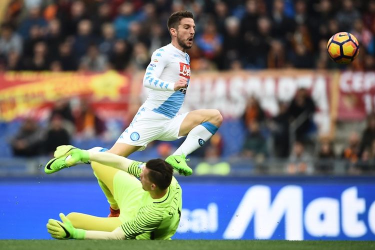 Penyerang Napoli asal Belgia, Dries Mertens, memperdaya kiper AS Roma asal Polandia, Wojciech Szcz?sny, untuk mencetak gol dalam pertandingan Serie A di Stadion Olimpico, Roma, Sabtu (4/3/2017).