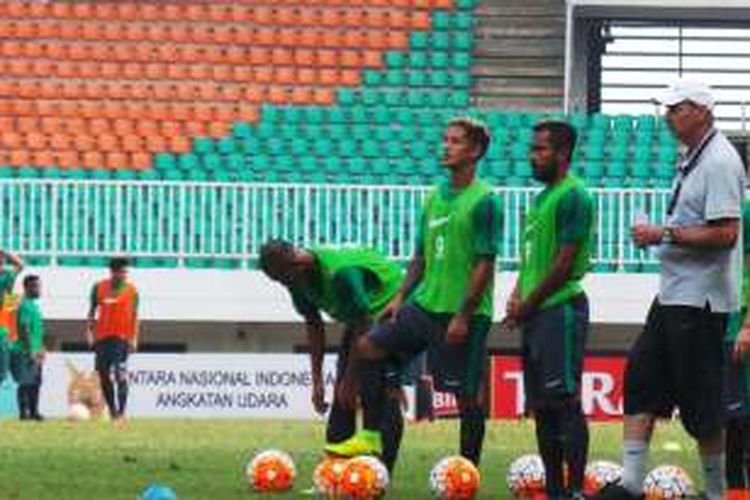 Pelatih tim nasional Indonesia, Alfred Riedl, memperhatikan penampilan anak asuhnya dalam seleksi timnas tahap kedua yang digelar di Stadion Pakansari, Cibinong, Selasa (16/8/2016) pagi. 