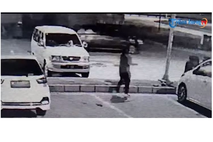 Pemilik mobil mencoba menghadang pria bermobil yang mengambil tas dari dalam mobilnya di rest area Saradan di jalur tol Ngawi-Kertosono, yang terekam CCTV pada Jumat (20/12/2019) pukul 02.00 WIB. 