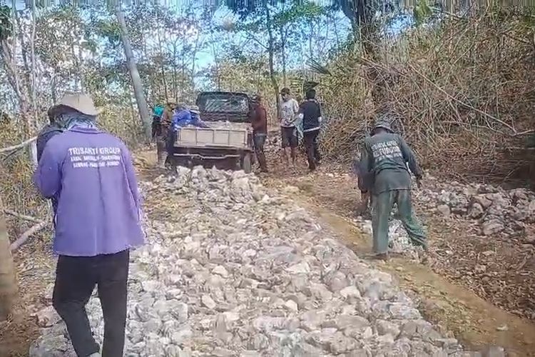 Warga Kepulauan Patungan Tenaga, Angkut Batu dari Gunung Perbaiki Jalan Rusak di Sumenep