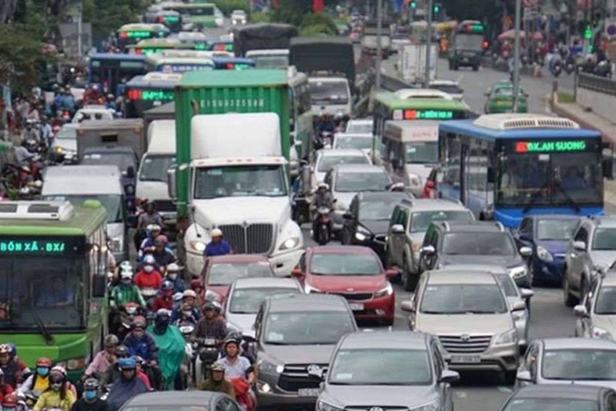 Jalanan sebuah kota di Vietnam didominasi kendaraan impor.